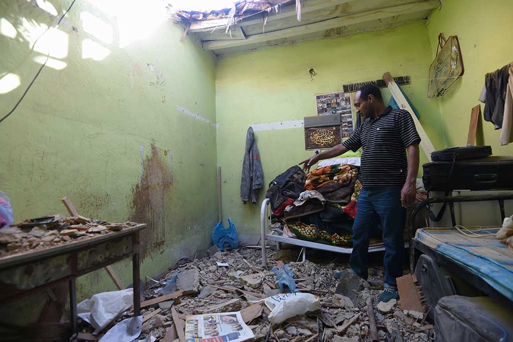 Pasukan Arab Saudi menghancurkan tiga rudal di wilayah timur laut Riyadh sesaat sebelum tengah malam. Menurut koalisi, rudal-rudal Houthi lainnya ditembakkan ke Najran selatan, Jizan, dan Khamis Mushait. Suara beberapa ledakan keras terdengar warga lokal di Riyadh.