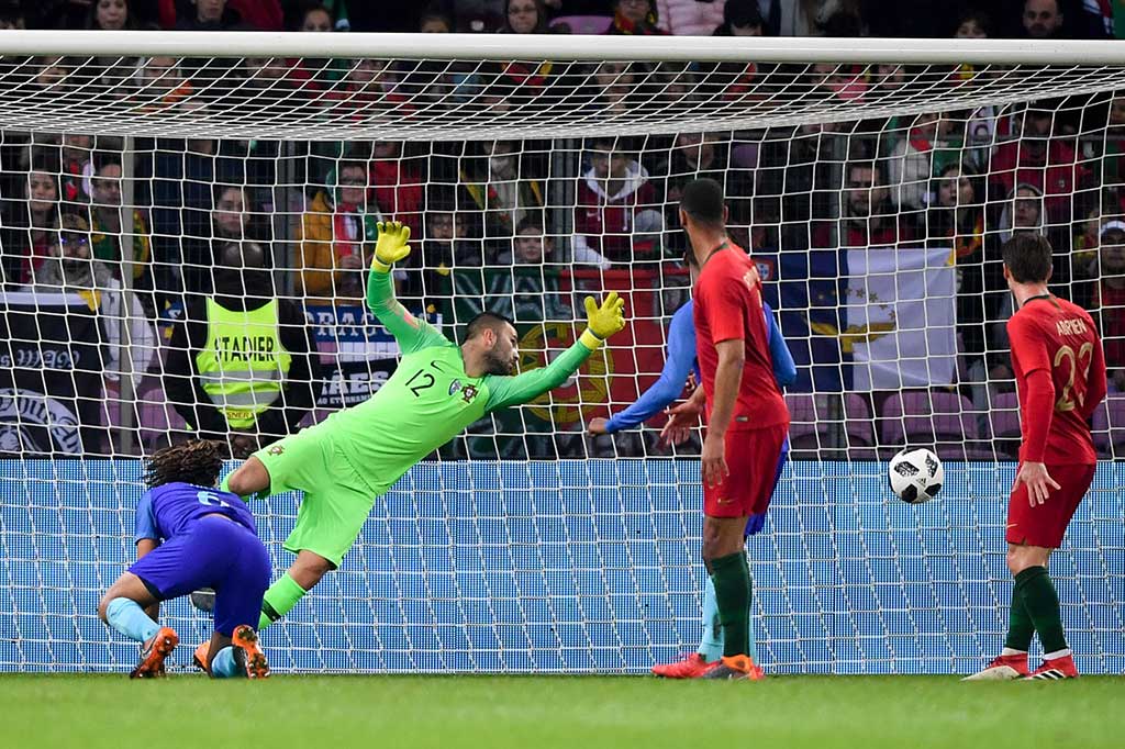 Ryan Babel menggandakan keunggulan De Oranje lewat tandukan menyambut bola umpan silang Matthijs De Ligt pada menit ke-32.