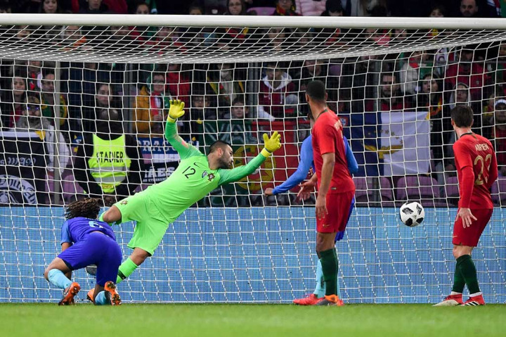 Ryan Babel menggandakan keunggulan De Oranje lewat tandukan menyambut bola umpan silang Matthijs De Ligt pada menit ke-32.