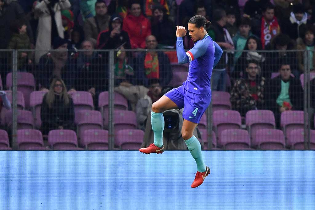 Pada injury time babak pertama Virgil van Dijk memperbesar keunggulan timnya menjadi 3-0, lewat tembakan voli yang gagal diantisipasi Lopes.