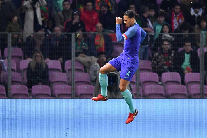 Pada injury time babak pertama Virgil van Dijk memperbesar keunggulan timnya menjadi 3-0, lewat tembakan voli yang gagal diantisipasi Lopes.