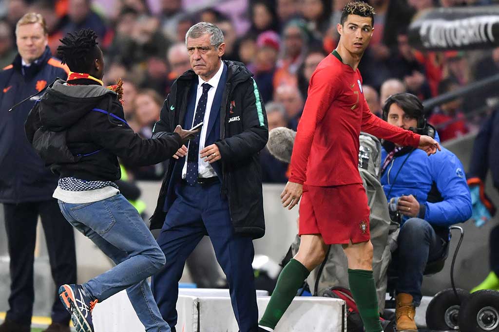 Pelatih Portugal, Fernando Santos, sempat melakukan enam pergantian permainan, salah satunya menarik keluar Ronaldo pada menit ke-68. Namun, strategi itu tidak mengubah keunggulan Belanda hingga laga berakhir.