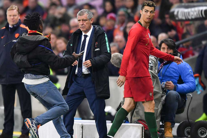 Pelatih Portugal, Fernando Santos, sempat melakukan enam pergantian permainan, salah satunya menarik keluar Ronaldo pada menit ke-68. Namun, strategi itu tidak mengubah keunggulan Belanda hingga laga berakhir.