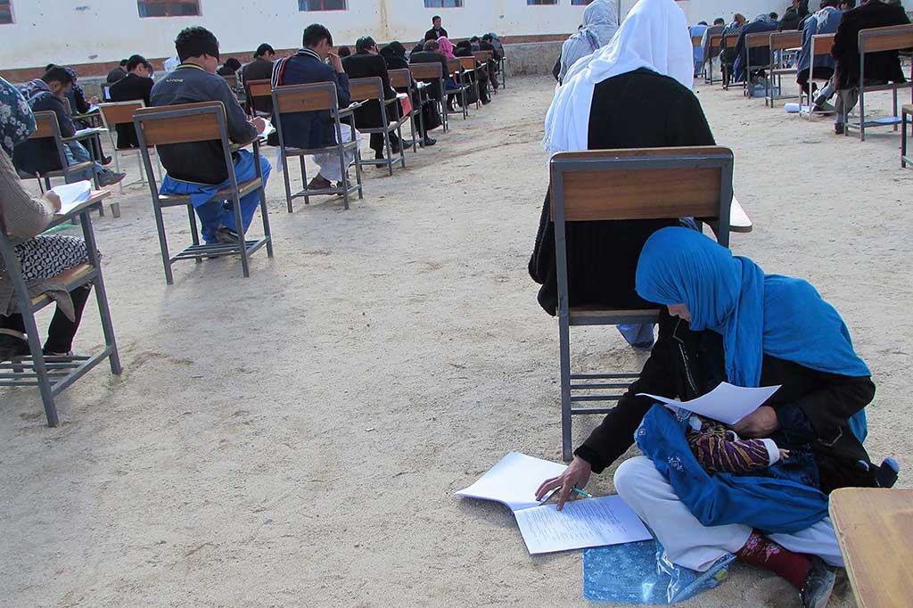 Foto tentang upaya gigih Jahantab Ahmadi yang begitu bermakna diambil profesor di universitas swasta, Nasir Khusraw, di Afghanistan Tengah. Seketika, foto tersebut menuai luapan kekaguman. Bahkan, sejumlah pihak menawarkan bantuan finansial untuk ibu berusia 33 tahun itu.
