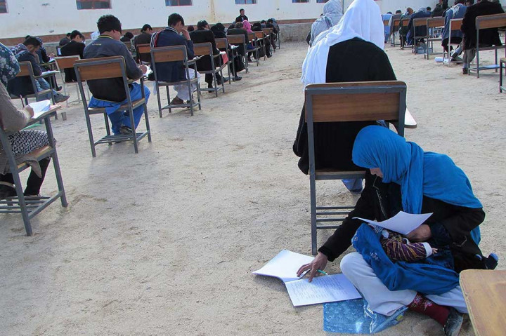 Foto tentang upaya gigih Jahantab Ahmadi yang begitu bermakna diambil profesor di universitas swasta, Nasir Khusraw, di Afghanistan Tengah. Seketika, foto tersebut menuai luapan kekaguman. Bahkan, sejumlah pihak menawarkan bantuan finansial untuk ibu berusia 33 tahun itu.