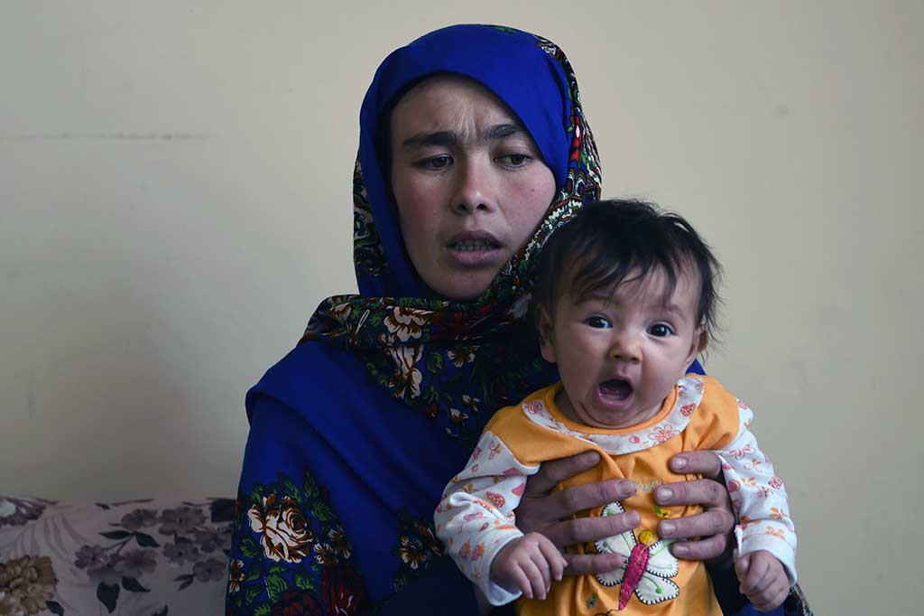 Ahmadi menceritakan awalnya sang buah hati menderita sakit di telinga dan tidak mau berhenti menangis. Dia pun sempat kebingungan menghadapi situasi tersebut. Untuk membuat sang buah hati tenang dan tidak mengganggu orang lain, Ahmadi akhirnya duduk di tanah sambil terus menulis mengerjakan soal ujian yang ada di depannya.