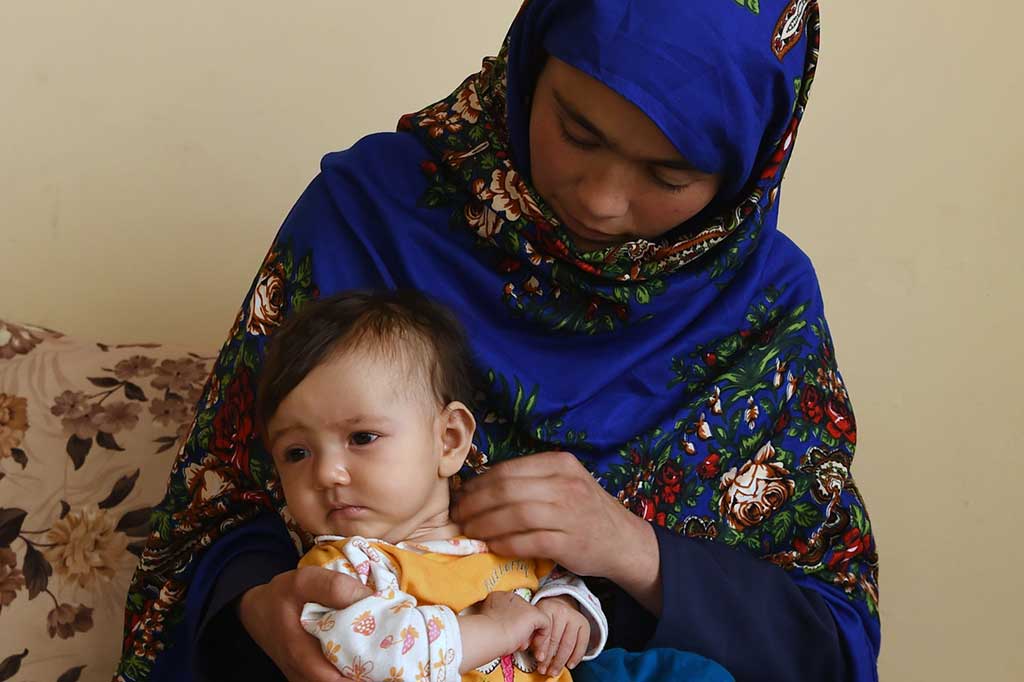 Untuk mewujudkan cita-citanya menjadi dokter, dia harus melakukan perjalanan berat menuju Provinsi Nili. Selama 2 jam Ahmadi berjalan kaki melintasi gunung. Perjalanan kemudian dilanjutkan dengan menumpang angkutan umum menyusuri jalan bergelombang selama sembilan jam. Namun, perjuangannya tidak sia-sia. Dia lulus ujian dan diterima sebagai mahasiswi kedokteran.