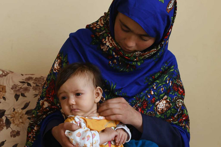 Untuk mewujudkan cita-citanya menjadi dokter, dia harus melakukan perjalanan berat menuju Provinsi Nili. Selama 2 jam Ahmadi berjalan kaki melintasi gunung. Perjalanan kemudian dilanjutkan dengan menumpang angkutan umum menyusuri jalan bergelombang selama sembilan jam. Namun, perjuangannya tidak sia-sia. Dia lulus ujian dan diterima sebagai mahasiswi kedokteran.