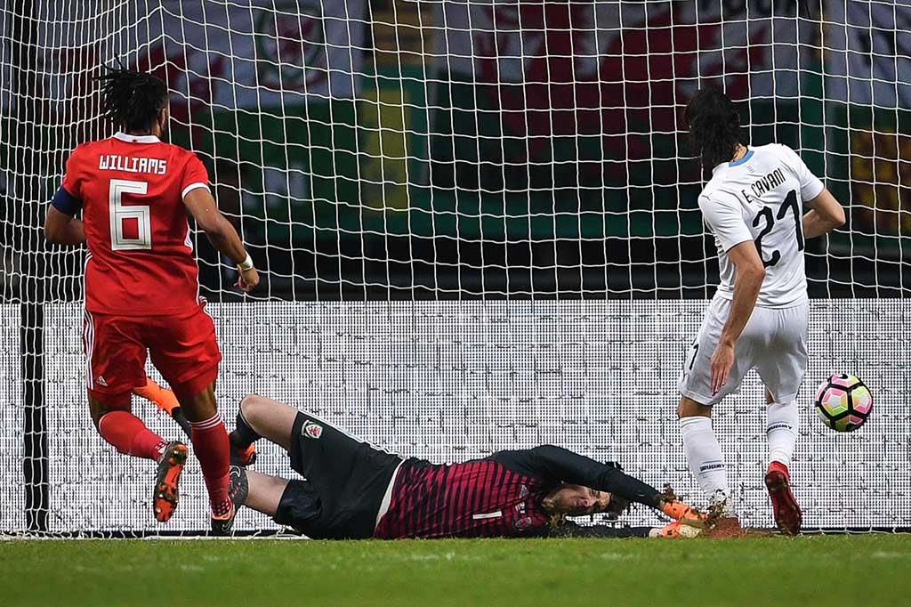 Uruguay akhirnya berhasil menjebol gawang Wales lewat sontekan Edinson Cavani menit keempat babak kedua berjalan. Mendapat umpan matang dari sisi kiri pertahanan Wales, sontekan Cavani gagal diantisipasi kiper Wayne Hennessey.
