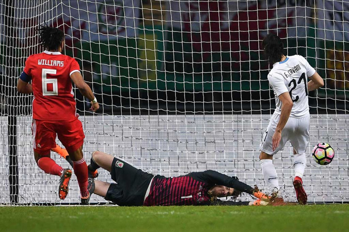 Uruguay akhirnya berhasil menjebol gawang Wales lewat sontekan Edinson Cavani menit keempat babak kedua berjalan. Mendapat umpan matang dari sisi kiri pertahanan Wales, sontekan Cavani gagal diantisipasi kiper Wayne Hennessey.
