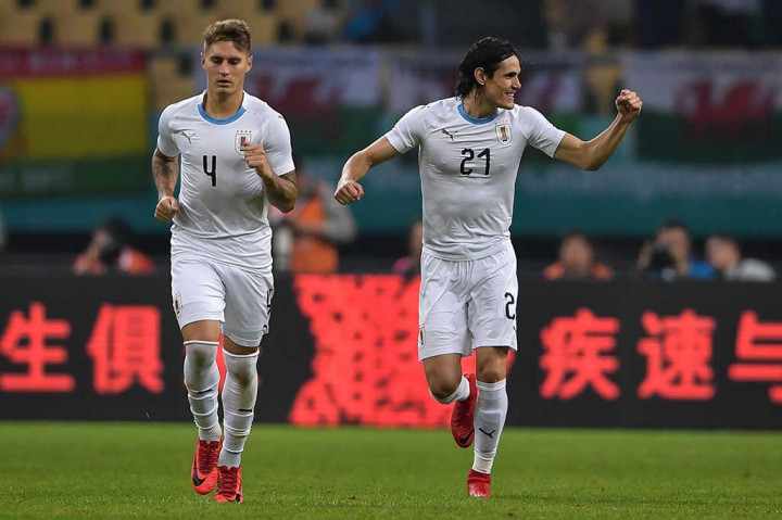 Cavani melakukan selebrasi bersama Guillermo Varela.