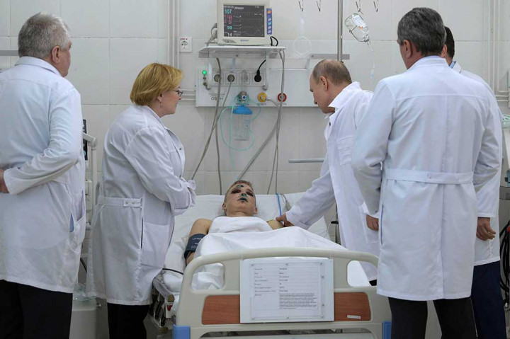 Presiden Rusia Vladimir Putin menjenguk para korban kebakaran di pusat perbelanjaan yang dirawat di sebuah rumah sakit di Kemerovo, Selasa, 27 Maret 2018.