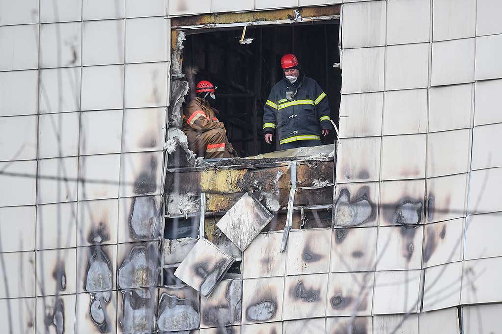 Penyelidik yang meninjau kebakaran mengatakan bahwa pintu-pintu darurat di mal telah diblokir secara ilegal dan sistem peringatan kebakaran tidak berfungsi dengan baik. Hingga kini empat orang telah ditahan, dua di antaranya pegawai perusahaan yang mengelola sistem alarm kebakaran di mal tersebut.
