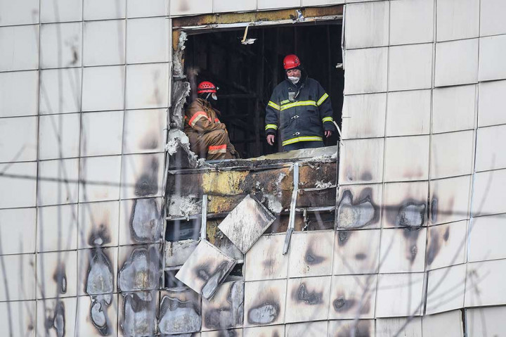 Penyelidik yang meninjau kebakaran mengatakan bahwa pintu-pintu darurat di mal telah diblokir secara ilegal dan sistem peringatan kebakaran tidak berfungsi dengan baik. Hingga kini empat orang telah ditahan, dua di antaranya pegawai perusahaan yang mengelola sistem alarm kebakaran di mal tersebut.