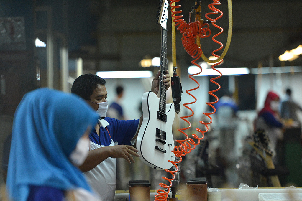 Pekerja menyelesaikan pembuatan gitar listrik di pabrik alat musik Cileungsi, Kabupaten Bogor, Jawa Barat. Pemerintah meluncurkan aturan percepatan perijinan kepabeanan dan cukai dalam rangka kemudahan berusaha dengan fokus investasi dan ekspor, yakni mempermudah registrasi kepabeanan, fasilitas penangguhan bea masuk pada tempat peimbunan berikat, kemudahan impor tujuan ekspor serta pemberlakuan nomor pokok pengusaha barang kena cukai.