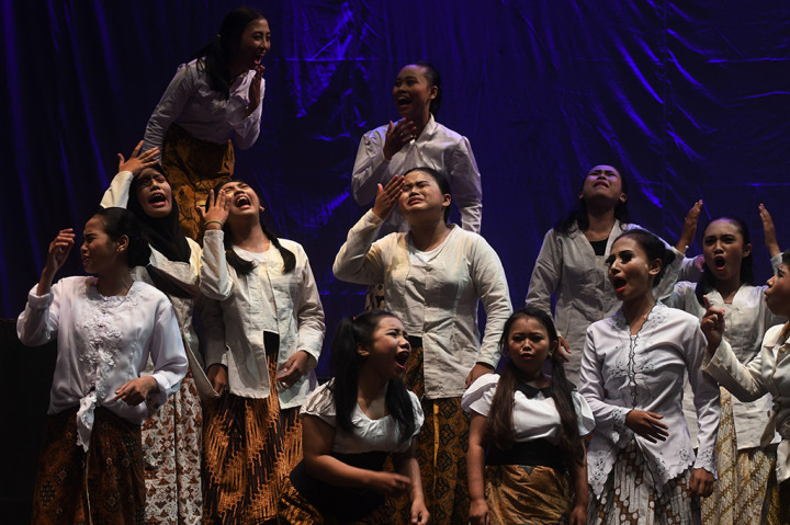 Pelakon mementaskan salah satu adegan dalam teater berjudul Musuh Masyarakat di Gedung Kesenian Cak Durasim, Surabaya, Jawa Timur.