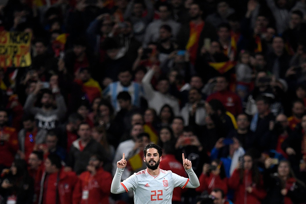 Memasuki babak kedua, Spanyol kembali tampil dominan. Menit ke-52, Isco kembali menjadi momok La Albiceleste setelah berhasil mencetak brace memanfaatkan kerjasama Iago Aspas dan Andres Iniesta.
