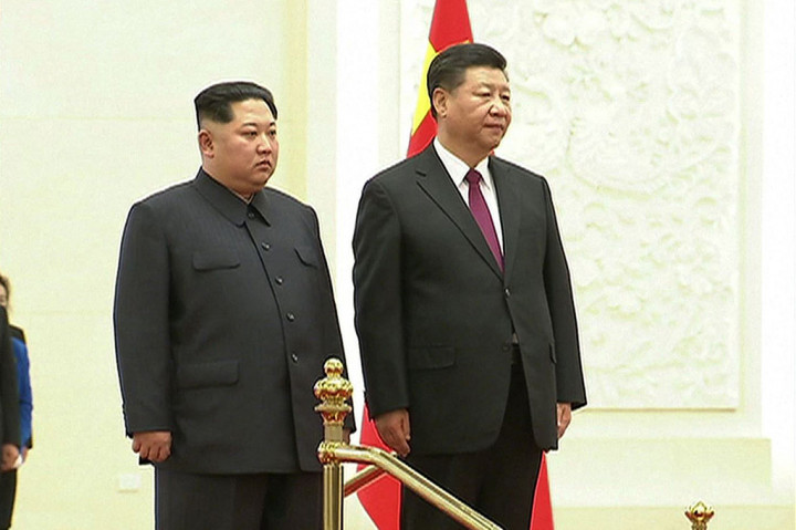 Pemimpin Tertinggi Korea Utara Kim Jong-un secara resmi bertemu dengan Presiden Tiongkok Xi Jinping dalam kunjungan kejutan ke Beijing, Rabu, 28 Maret 2018. 