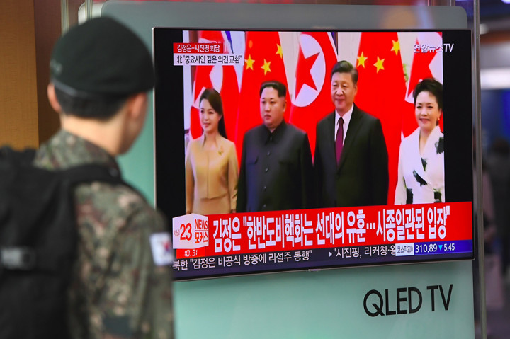 Sejumlah gambar dari televisi pemerintah China, CCTV, memperlihatkan istri Kim, Ri Sol-ju, bertemu Presiden Tiongkok, dan sejumlah pejabat penting Negeri Tirai Bambu. Kunjungan Kim Jong-un ke Tiongkok berlangsung dari 25-28 Maret. Media pemerintah mengutip Kim mengatakan bahwa ia berkomitmen untuk denuklirisasi Semenanjung Korea, tujuan utama Tiongkok.
