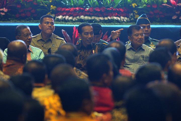 Presiden Joko Widodo (Jokowi) melakukan sosialisasi aturan kemudahan berusaha kepada pemerintah daerah dan Dewan Perwakilan Rakyat Daerah (DPRD). Sosialisasi dilakukan pada saat rapat kerja pemerintah dan DPRD di Hall B3 Jakarta International EXPO (JI-EXPO) Kemayoran, Jakarta Pusat.
