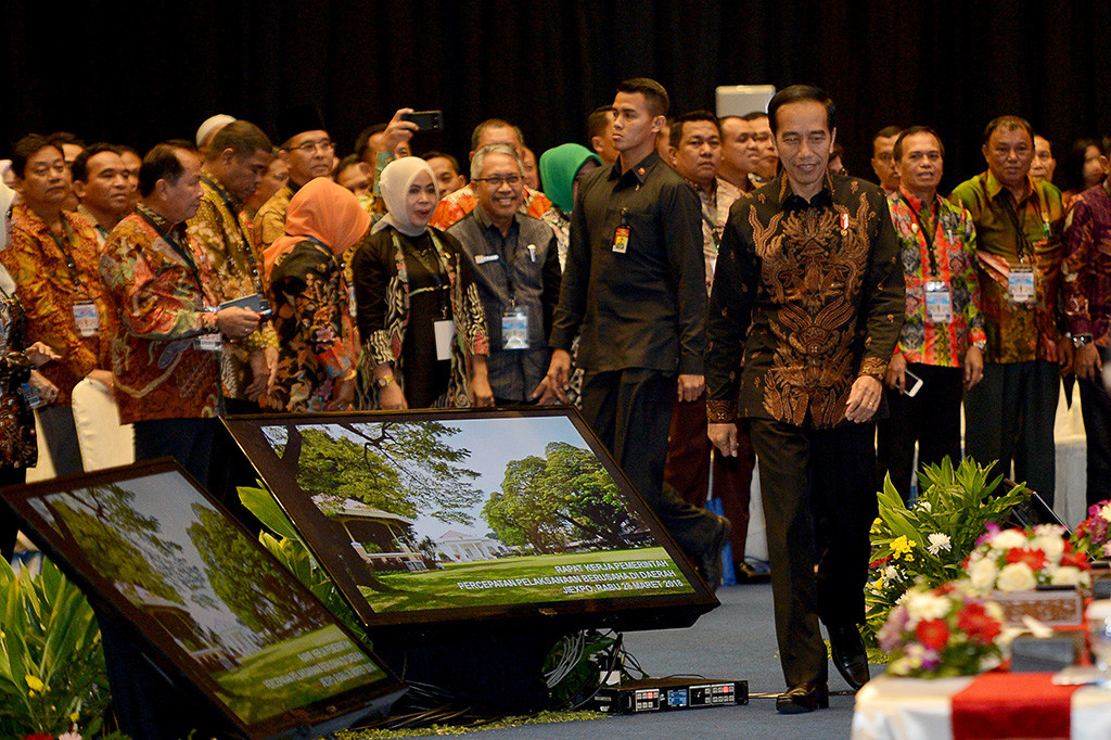 Dalam rapat kerja yang mengambil tema percepatan pelaksanaan berusaha di daerah tersebut, Presiden mengingatkan kepada kepala daerah untuk tidak membuat peraturan daerah yang menghalangi dan membebani orang yang akan berinvestasi agar dapat bersaing dengan negara-negara lain. 