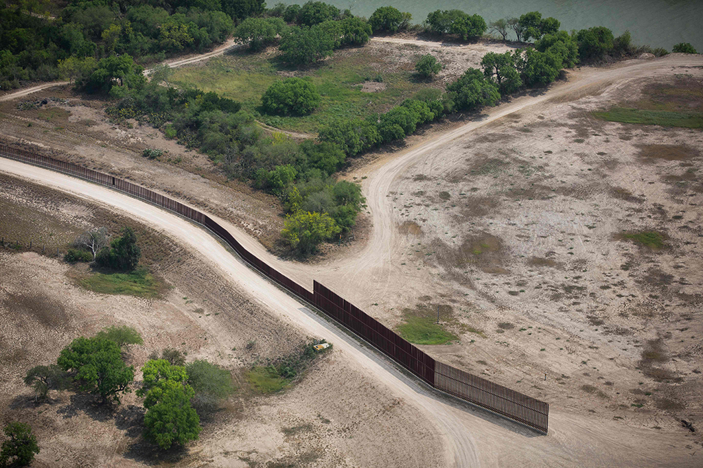 Potret salah satu perbatasan AS - Meksiko yang telah dibangun di Sektor Rio ...