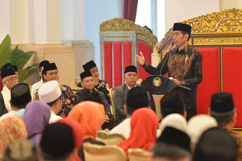Presiden Joko widodo (Jokowi) menerima 300 orang perwakilan dari pesantren dan pengurus Bank Wakaf Mikro di Istana Negara, Jakarta Pusat.