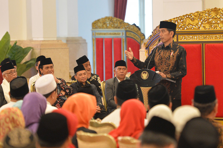 Presiden Joko widodo (Jokowi) menerima 300 orang perwakilan dari pesantren dan pengurus Bank Wakaf Mikro di Istana Negara, Jakarta Pusat.