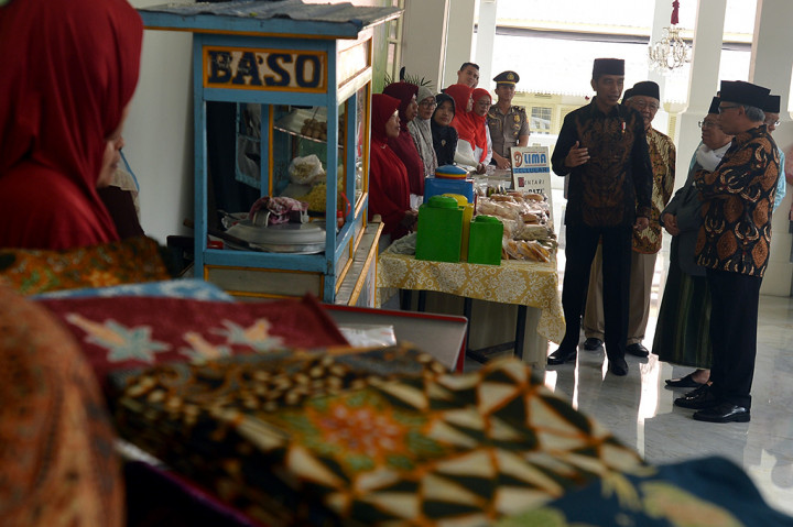 Presiden berdialog dengan pengurus dan nasabah Bank Wakaf Mikro untuk meminta masukan dan mendengarkan permasalahan dalam menjalankan usaha bagi nasabah Bank Wakaf Mikro sebagai bahan evaluasi terkait program tersebut.