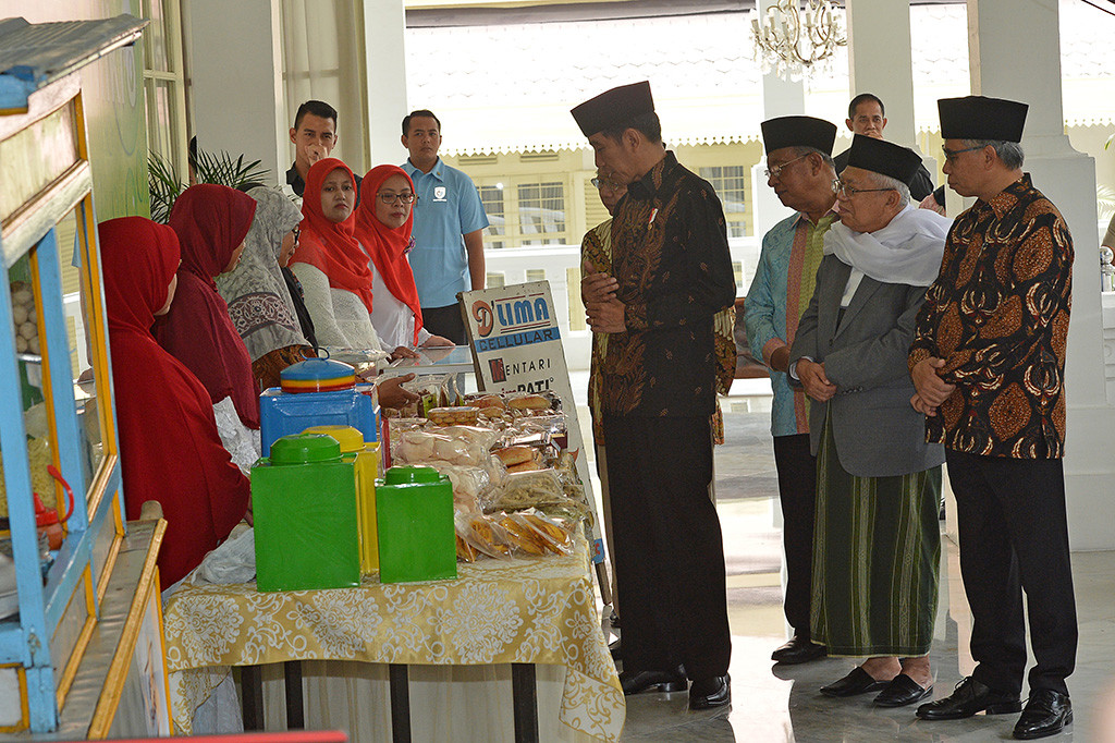 Presiden Joko Widodo didampingi Menko Perekonomian Darmin Nasution, Ketua MUI Ma'ruf Amin, Ketua Dewan Komisioner Otoritas Jasa Keuangan (OJK) Wimboh Santoso dan Pengasuh Pondok Pesantren Tebuireng Salahuddin Wahid berdialog dengan pedagang yang menjadi nasabah Bank Wakaf Mikro di Istana Negara, Jakarta.