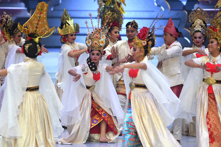 Penari membawakan tarian Harmoni Nusantara saat pembukaan Indonesia Fashion Week 2018 di Jakarta Convention Center, Jakarta.