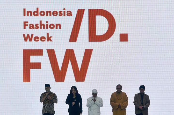 Sejumlah pemuka agama dari berbagai latar belakang keagamaan memimpin doa saat pembukaan Indonesia Fashion Week 2018 di Jakarta Convention Center, Jakarta.