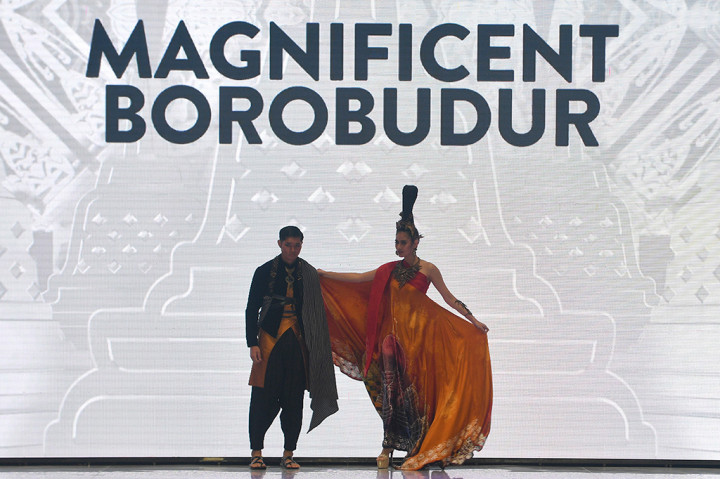 Model membawakan busana bertajuk 