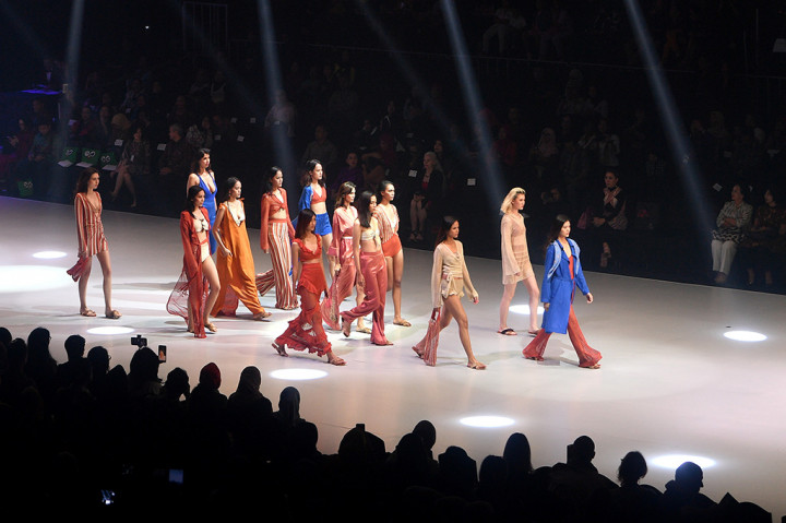 Sejumlah model memperagakan busana rancangan desainer Turki, Ayse Deniz Yegin, saat pembukaan Indonesia Fashion Week 2018 di Jakarta Convention Center, Jakarta.
