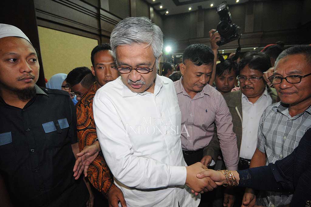 Ketua majelis hakim Diah Siti Basariah, dengan anggota Duta Baskara, Sunarso, Sigit Herman Binaji, serta Joko Subagyo juga sepakat untuk menjatuhkan uang pengganti sebesar Rp2,7 miliar dan pencabutan hak politik selama 5 tahun setelah Nur Alam selesai menjalani hukumannya.