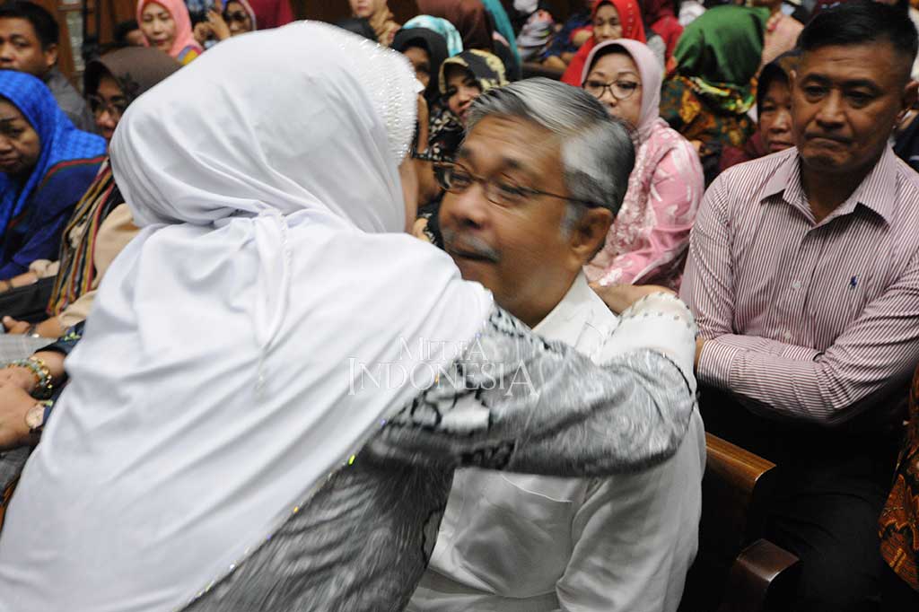 Vonis yang dibacakan majelis hakim itu disambut dengan sorakan dari ratusan pendukung Nur Alam yang sudah memenuhi ruang persidangan sejak pukul 13.00 WIB sementara sidang dimulai tujuh jam kemudian.