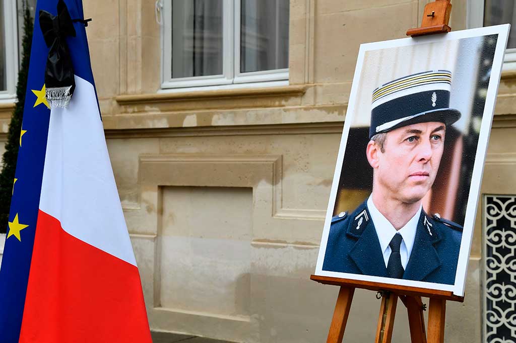 Letnan Kolonel Arnaud Beltrame ialah polisi heroik korban keempat dan terakhir dalam penembakan pada 23 Maet di Kota Carcassonne yang meninggal setelah menawarkan dirinya sebagai pengganti sandera. AFP/Bertrand Guay