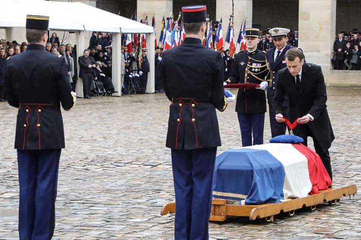 Di des Invalides, Macron dengan sungguh-sungguh berbicara kepada bangsanya.