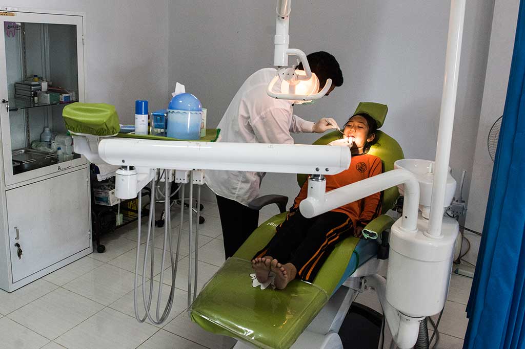 Dokter tengah memeriksa gigi pasien di Puskesmas Kalipucang.