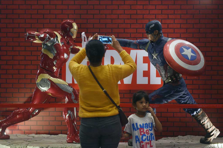 Pengunjung mengambil gambar 'action figure superhero' Marvel, Iron Man dan Captain America, yang dipamerkan pada Experience Marvel Universe Exhibition di Tunjungan Plaza, Surabaya, Jawa Timur, Rabu, 28 Maret 2018. 