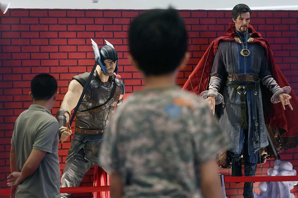 Kehadiran action figure superhero Marvel, yaitu: Black Panther, Dr Strange, Thor, Iron Man, dan Captain America tersebut menarik perhatian pengunjung untuk berfoto bersama. 