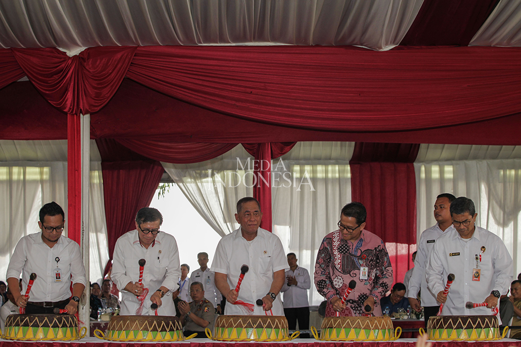 Menteri Pertahanan Ryamizard Ryacudu bersama Menteri Hukum dan Ham RI Yasona H Laoly memukul gendang sebagai simbolisasi dimulainya pelaksanaan pembinaan kesadaran bela negara di Lembaga Pemasyarakatan Kelas I Cipinang.