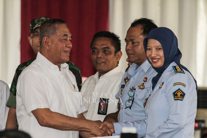 Menteri Pertahanan Ryamizard Ryacudu memberikan buku Pedoman Pembinaan Kesadaran Bela Negara kepada petugas Lembaga Pemasyarakatan di Lembaga Pemasyarakatan Kelas I Cipinang, Jakarta.