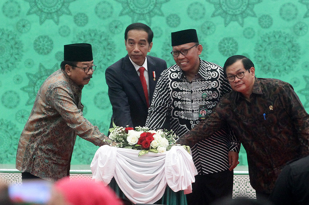 Presiden Joko Widodo didampingi Sekretaris Kabinet Pramono Anung, Gubernur Jatim Soekarwo dan Rektor Unisma Maskuri meresmikan Gedung Bundar Asyari di Universitas Islam Malang, Malang, Jawa Timur.