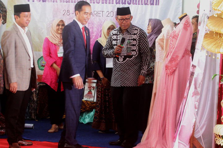 Presiden Joko Widodo didampingi Rektor Unisma Maskuri mengunjungi stan pameran produk kewirausahaan mahasiswa di Universitas Islam Malang, Jawa Timur.