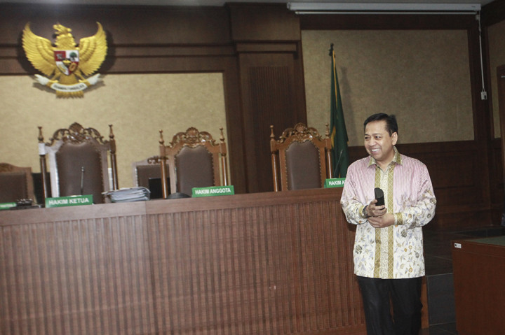 Setya Novanto dinilai telah memperkaya diri sendiri sebanyak 7,3 juta dollar AS atau sekitar Rp 71 miliar (kurs tahun 2010) dari proyek pengadaan KTP elektronik.
