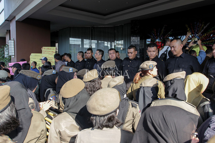 Sebanyak 30 perempuan petugas Satuan Polisi Pamong Praja (Satpol PP) yang diterjunkan untuk melakukan eksekusi penutupan Hotel Alexis disambut oleh barikade belasan karyawan dan sekuriti tempat hiburan itu.