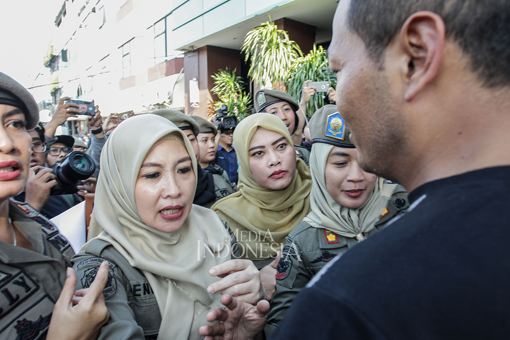 Aksi saling dorong tidak dapat dihindari. Kedua pihak bersikukuh menjalankan tugas masing-masing.
