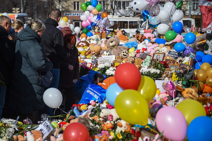 Pesan ucapan duka cita dan dukungan berdatangan ke Rusia yang masih berduka dengan hilangnya 64 nyawa, termasuk 41 anak-anak, dalam kebakaran mal di Kamerovo, Siberia.
