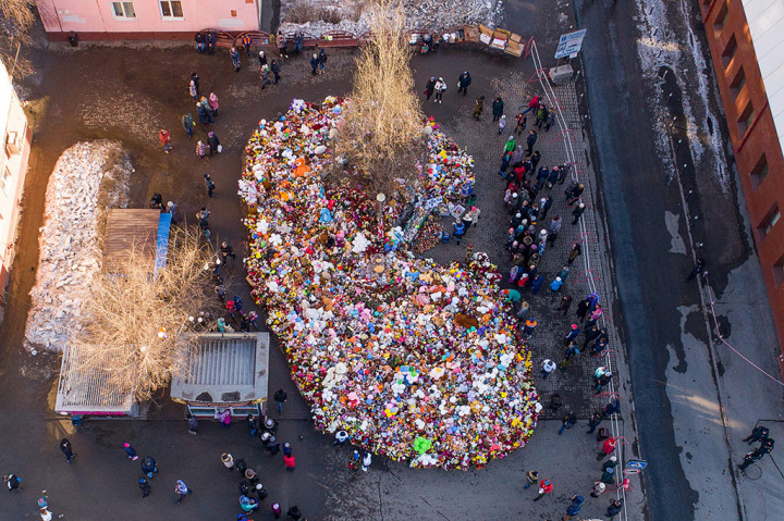Ribuan warga memberi penghormatan kepada para korban kebakaran Mall Winter Cherry di kota industri Kemerovo di Siberia barat.